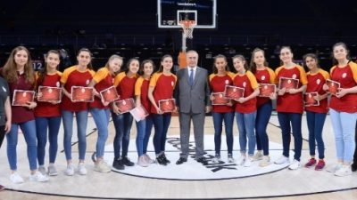 Galatasaray basketbol akademisinin başarılı sporcuları ödüllendirildi