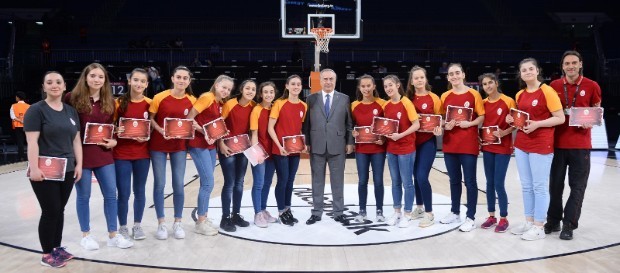 Galatasaray basketbol akademisinin başarılı sporcuları ödüllendirildi